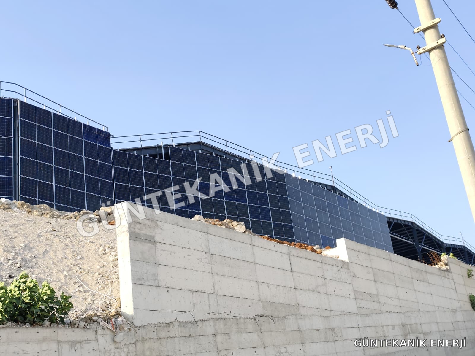 Bina cephesine uygulanan güneş panelleri